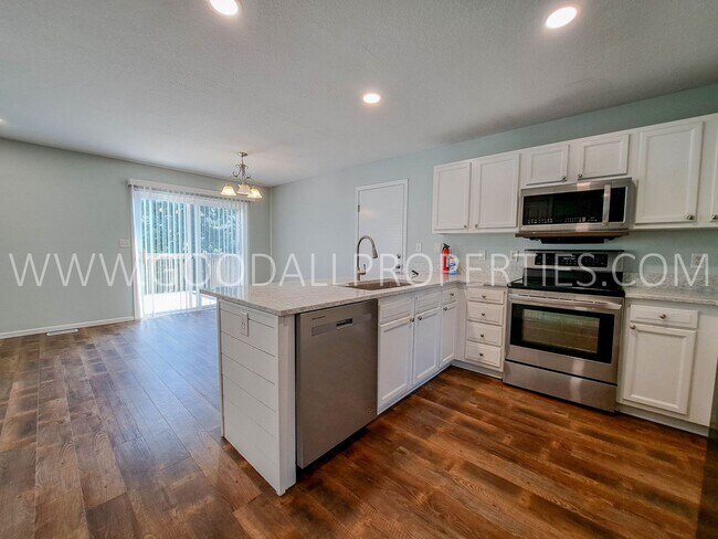 Building Photo - 3 Bedroom 3.5 Bath Urbandale Home Waukee S...