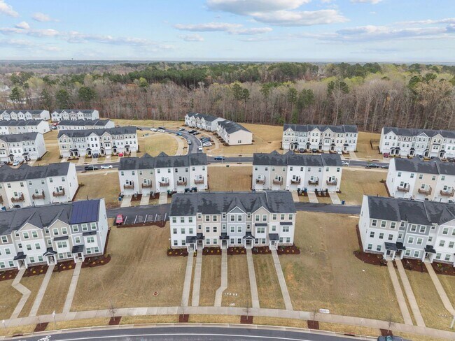 Building Photo - Raleigh Living Made Easy – 3BR Townhome w/ Amenities & Prime Location