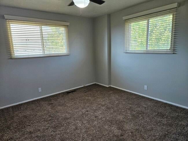 Building Photo - Spacious 4 Bed Bountiful Home | Central Location & Covered Parking