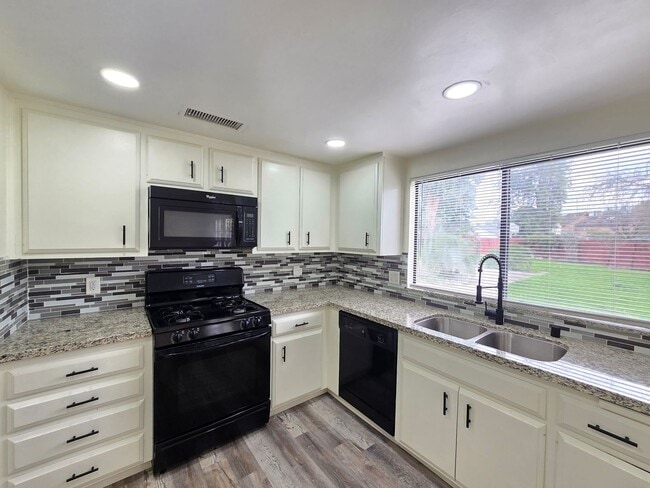 Building Photo - Pool Home – 3 Bed | 3 Bath | 1,625 Sq Ft