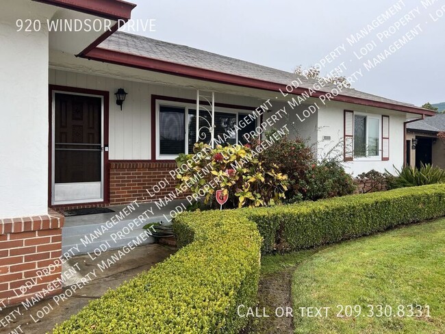 Building Photo - Spacious 3 Bedroom Home