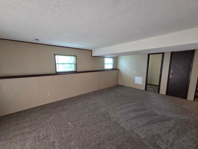 Building Photo - Gorgeous 2 Bedroom, 1.5 Bath in Independence!