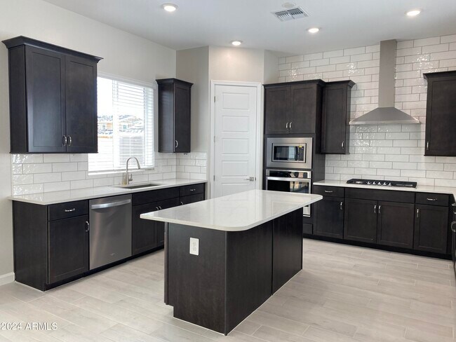 Building Photo - 4853 E St John Rd