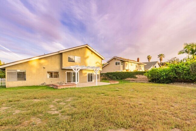 Building Photo - Beatiful house next to golf course.