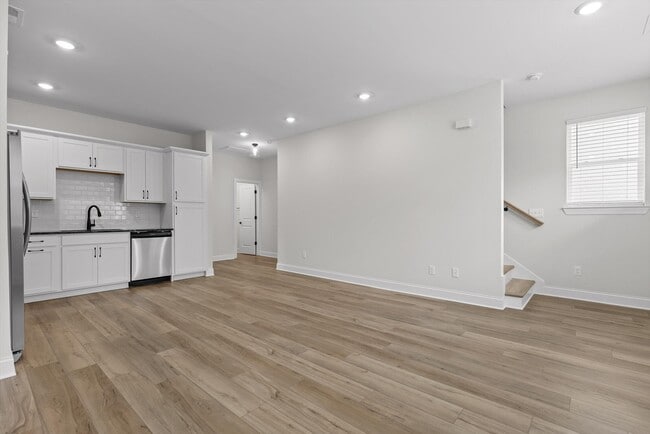 Building Photo - 715 Bespoke