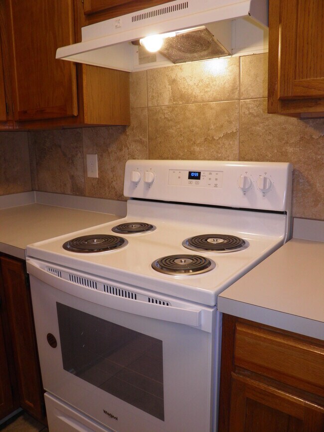Building Photo - 1843 Whispering Oaks Ln