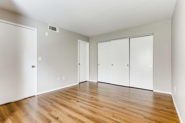 Building Photo - 2nd Floor Condo In Move-in Condition / Gated Southwest Community