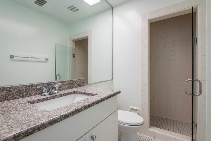 Building Photo - 327 Monroe St