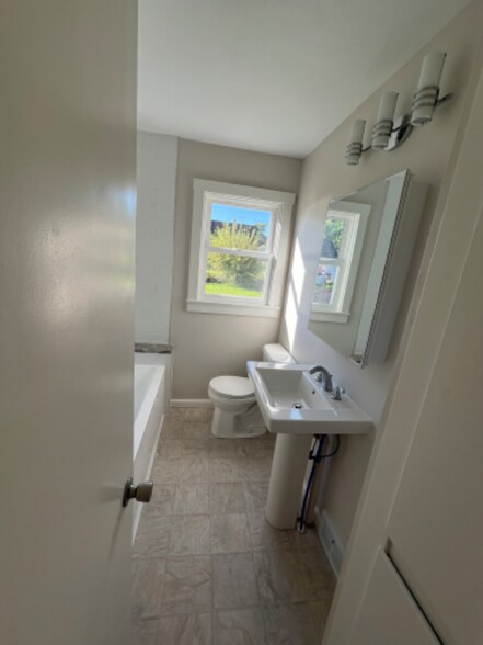 Building Photo - 148 Helena Dr