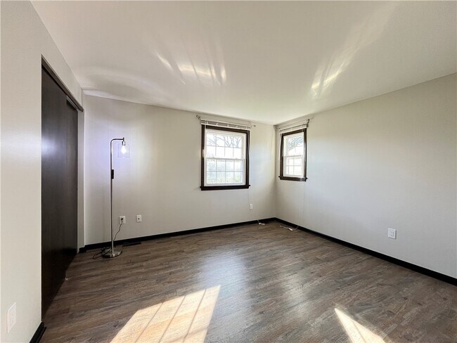 Building Photo - 100 Drumlin View Dr