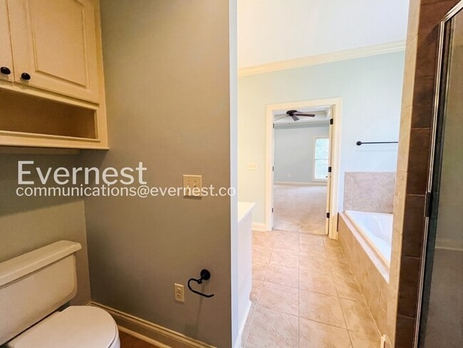 Building Photo - 3 Bed/2 Bath Home with Fenced Yard & Garage / Pet-Friendly / Available Now!