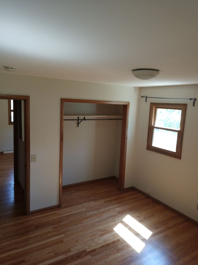 Building Photo - 3 Bedroom 1.5 Bath Single Family Home in H...