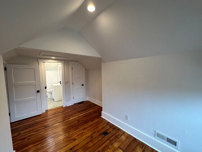 Building Photo - 1462 Indianola Ave