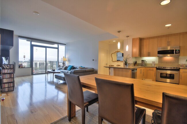 Building Photo - Gorgeous, Large 2 Bedroom Condo with Spect...