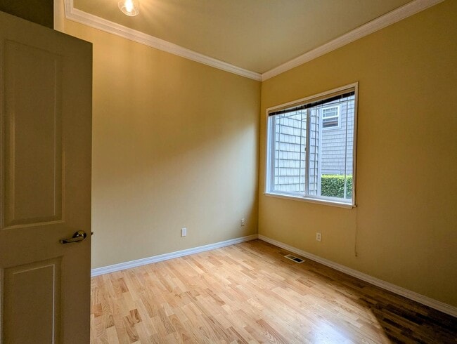 Building Photo - Modern 2-Bed, 2-Bath Home in Klahanie – Ex...