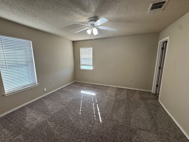 Building Photo - Quad Located In The Heart of Shopping, Dining & Leisure! Easy Access to West Loop!