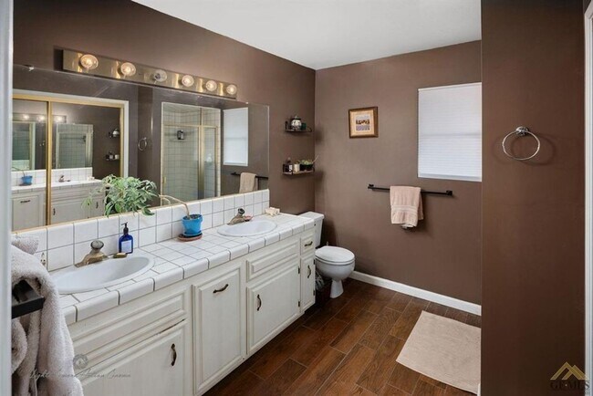 Building Photo - 3 BEDROOM, 2 BATH HOME IN THE OAKS, SW