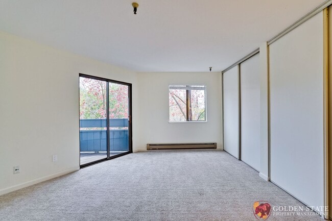 Building Photo - Beautiful Top Floor Condo in Prime Mountain View Location