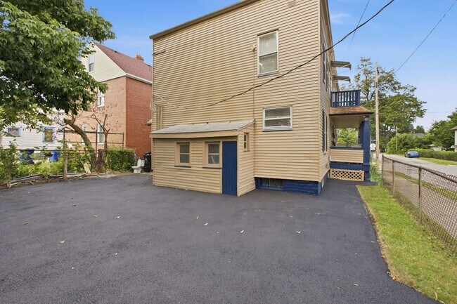 Building Photo - 689 Midland Ave