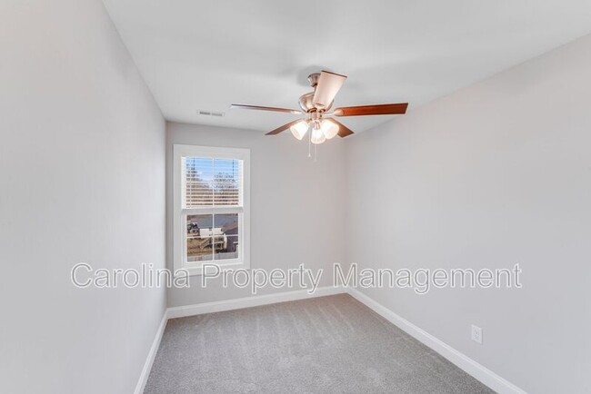 Building Photo - 602 W 8th St