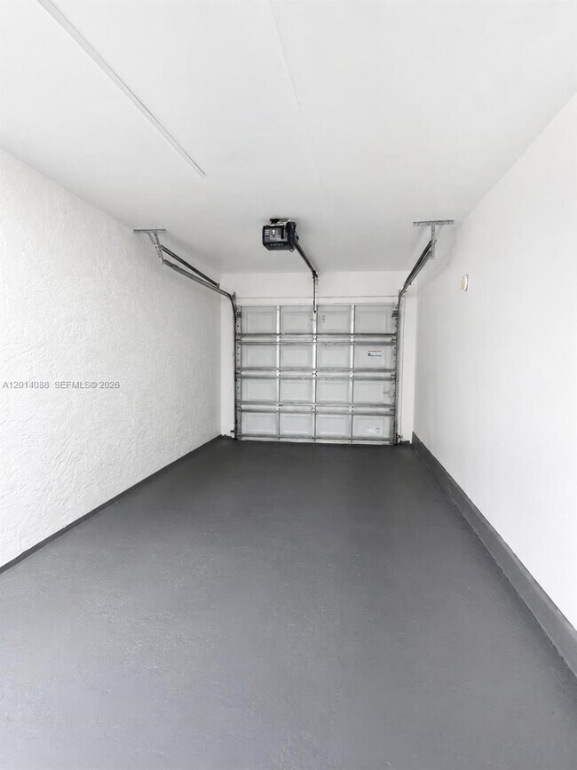 Building Photo - 10559 La Placida Dr