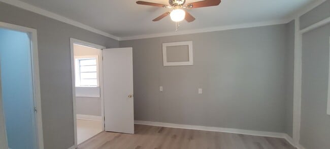 Building Photo - Beautiful 3 bedroom/1.5 bathroom house wit...