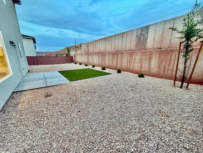 Building Photo - Three Bedroom Home in Desert Canyons