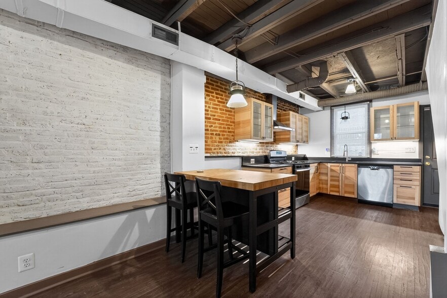 Building Photo - 1602 Latrobe St