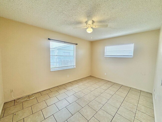 Building Photo - 2538-2540 Elm Ave