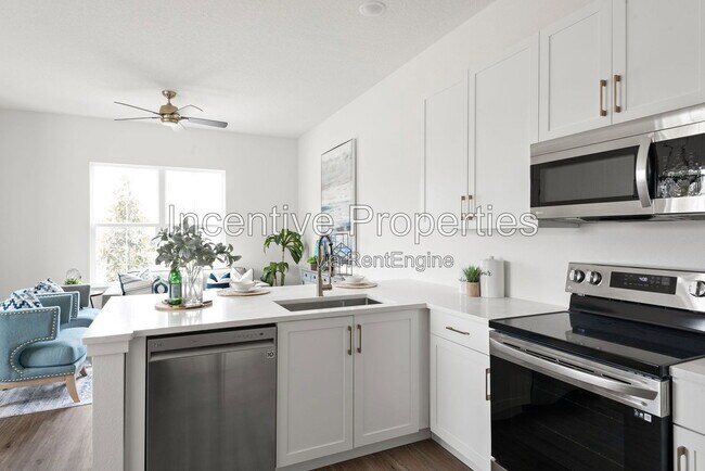 Building Photo - 558 S Grandview Ave