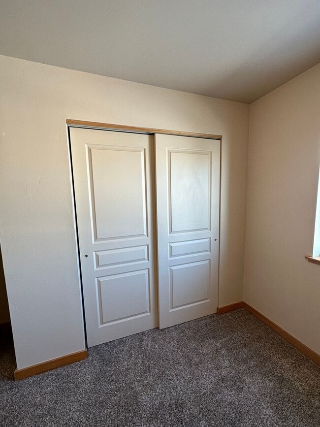 Building Photo - Opportunity in Broadwater Court Community