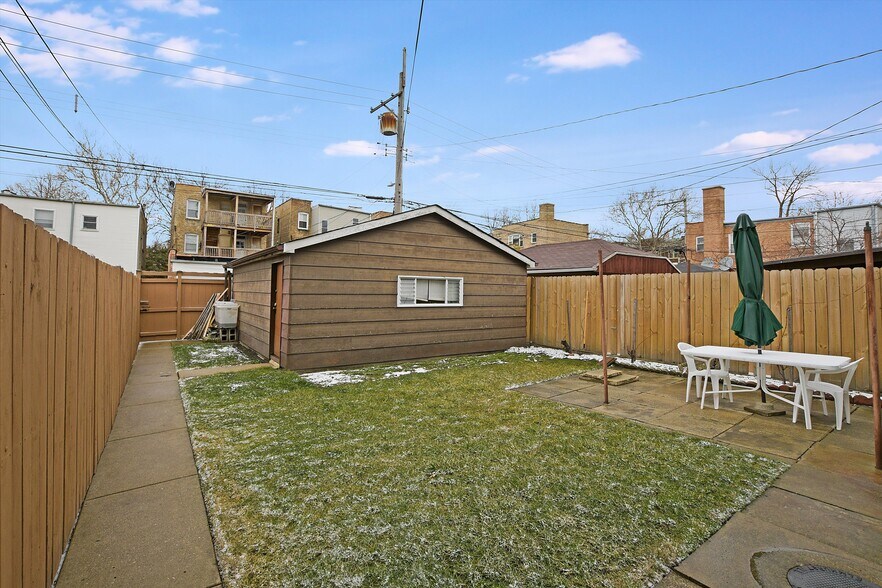 Building Photo - 5746 N Maplewood Ave