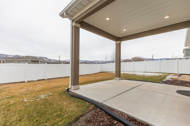 Building Photo - Light and Bright Brookside Home in Heber City