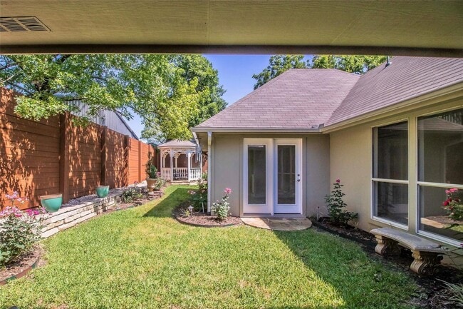 Building Photo - White Rock Highlands  4 bedrooms, 2.5 baths