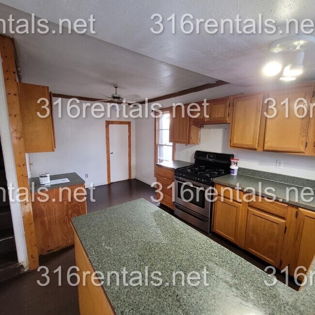 Building Photo - $875- 4 bed 1 bath - Single Family Home