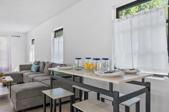 Building Photo - 919 Ave S SE