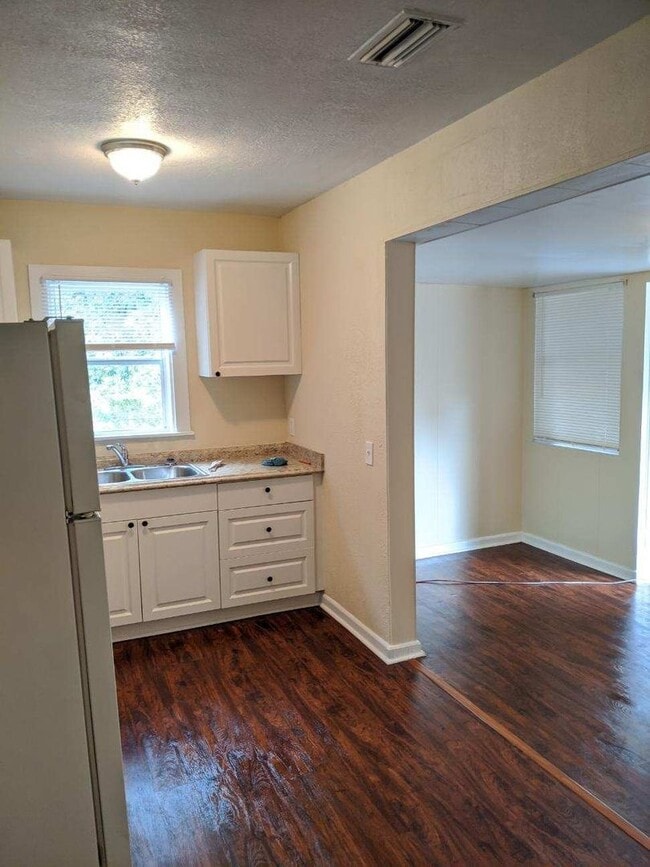 Building Photo - Newly Remodeled! Beautiful 2 bedroom/ 1 bath home / Laundry Room / Car Port