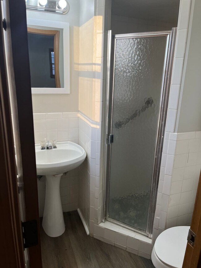 Building Photo - Charming 3 bed/ 2 bath located in nice nei...