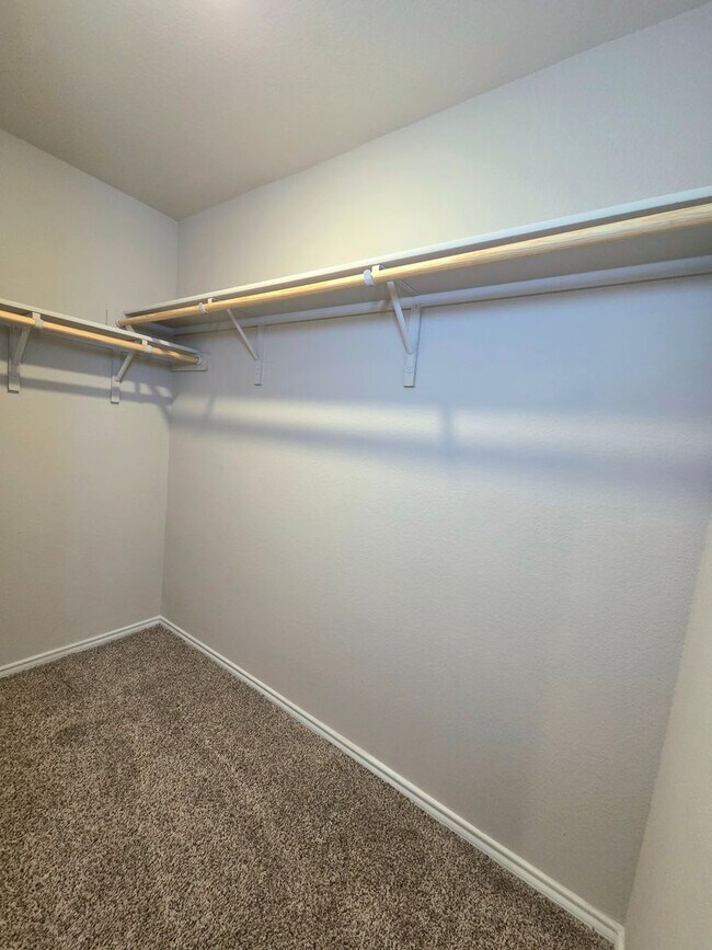 Building Photo - Open Concept 3 Bed 2 Bath