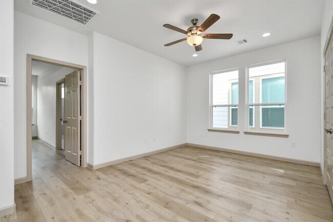 Building Photo - 2119 Esther Dr