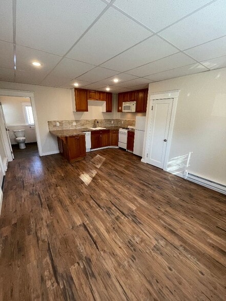 Living - 647 N Morton St