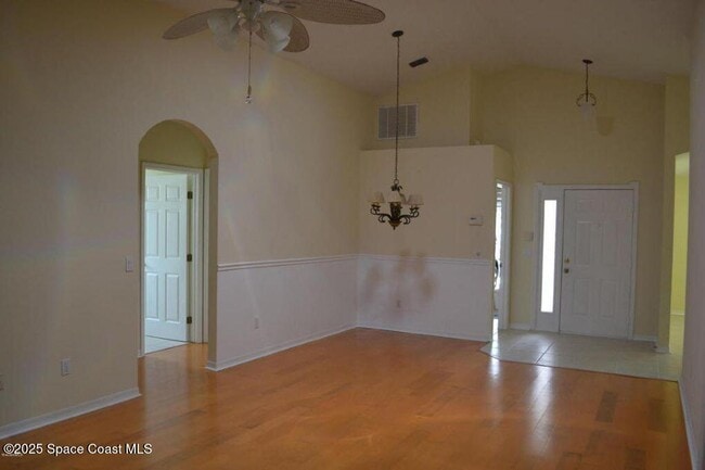 Building Photo - 2542 Ventura Cir
