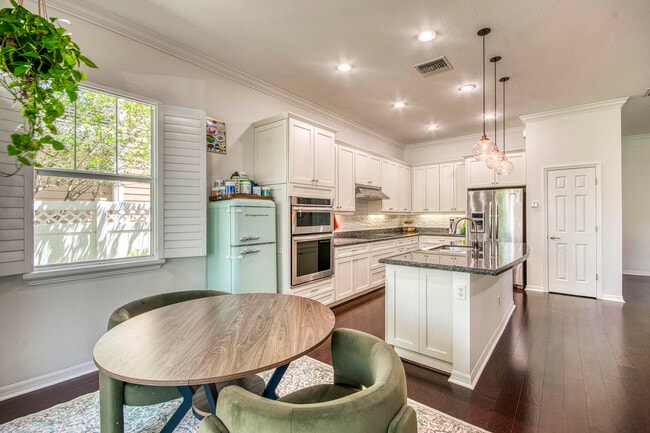 Building Photo - 1345 Bourne Dr