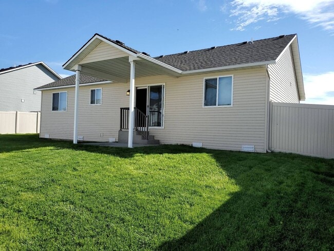 Building Photo - Lovely newer 3 bedroom 2 bath home for ren...