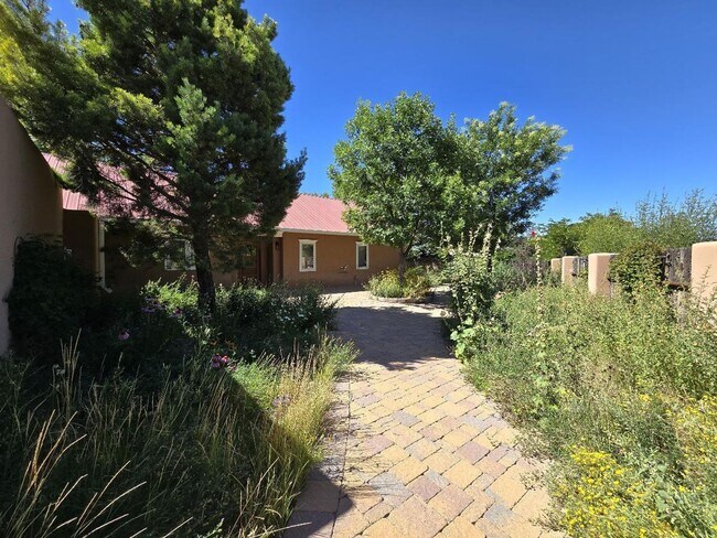 Building Photo - 133 Valley Dr