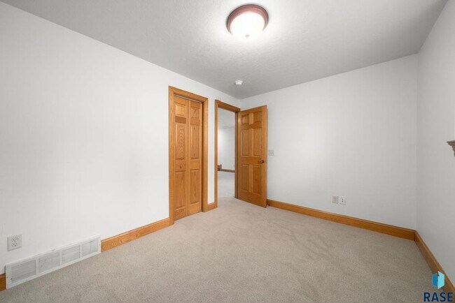 Building Photo - Charming Multi-Level Home! Large Backyard,...