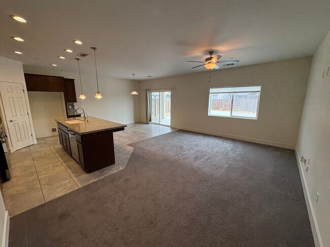 Building Photo - SE Visalia home Rent Ready!