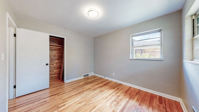 Building Photo - Hikes Point 3 Bed/2 Bath with Basement & Fenced-in Yard