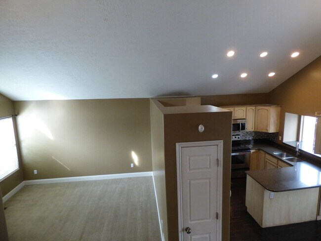 Building Photo - Great 4 Bd 3 Bath Home in Draper
