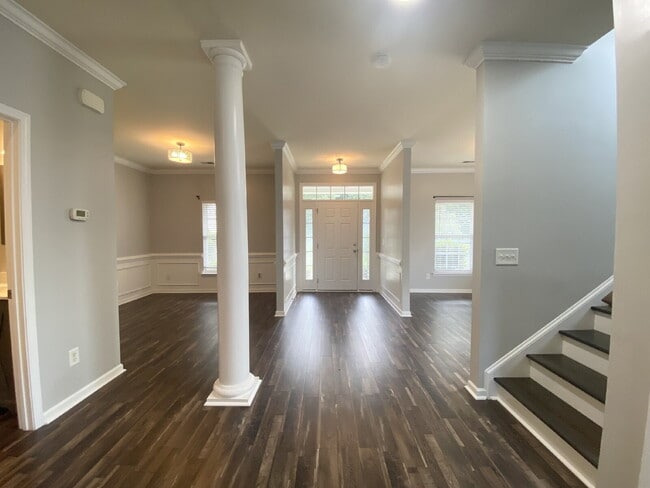 Building Photo - Three Bedroom Home with fenced-in Backyard oasis!